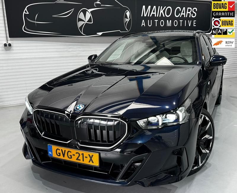 Blauw Gebruikt 2024 BMW 530e M Sport Stationwagen | € 63.995 - Afbeelding 1/4