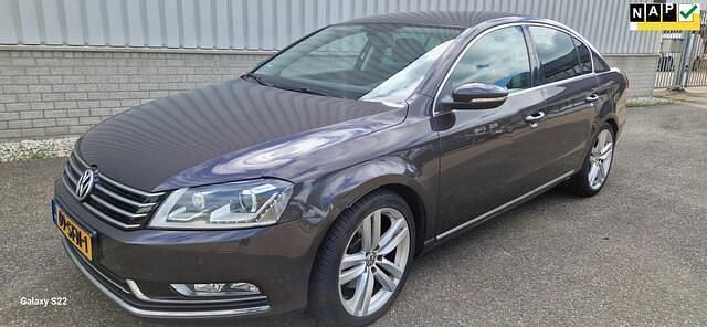 Bruin Gebruikt 2011 VW Passat Highline Sedan | € 4.950 (Eerlijke prijs) - Afbeelding 1/4