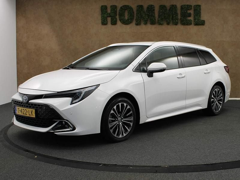 Wit Gebruikt 2023 Toyota Corolla Hybrid Business Edition Stationwagen | € 32.145 - Afbeelding 1/4