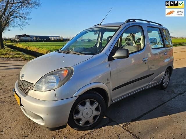 Grijs (metallic) Occasion 2001 Toyota Yaris Verso Luna MPV | € 1.950 - Afbeelding 1/4