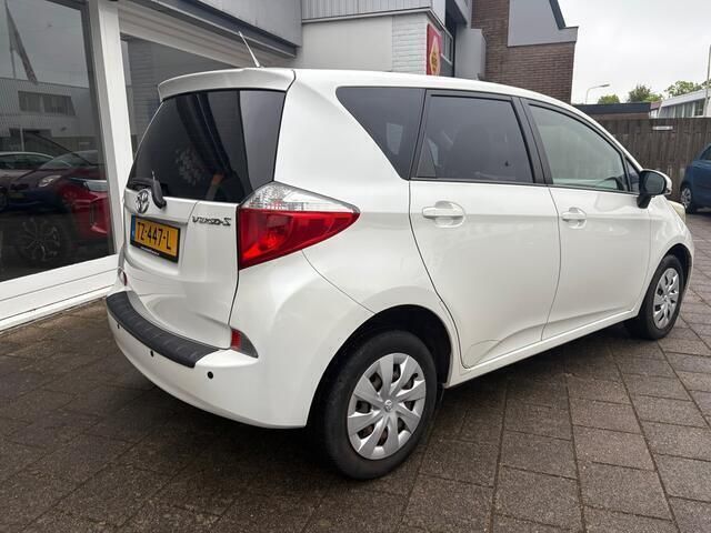 Wit Gebruikt 2011 Toyota Verso-S MPV | € 6.950 (Iets duurder) - Afbeelding 1/4