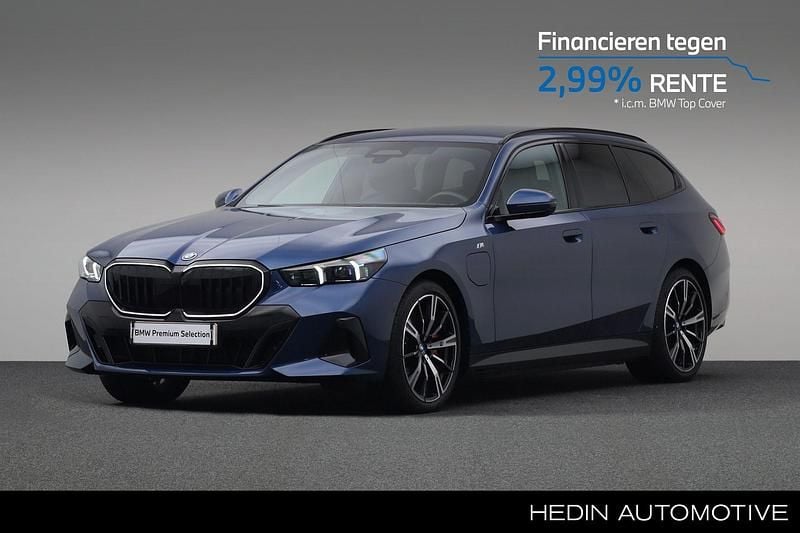 Blauw Gebruikt 2025 BMW 550e M Sport Stationwagen | € 95.880 (Goede deal) - Afbeelding 1/4