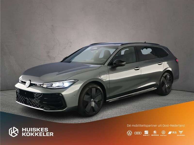 Grijs, metallic lak Nieuw 2025 VW Passat R-line Edition Stationwagen | € 64.995 (Eerlijke prijs) - Afbeelding 1/4