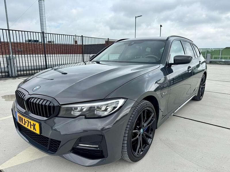 Grijs Gebruikt 2021 BMW 330 M Sport Stationwagen | € 32.950 (Goede deal) - Afbeelding 1/4