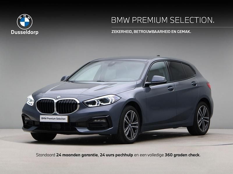 Grijs Occasion 2022 BMW 118 Sport Line Hatchback | € 28.750 (Eerlijke prijs) - Afbeelding 1/4