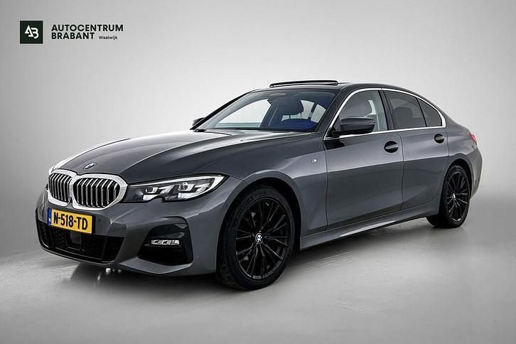 Grijs Gebruikt 2020 BMW 320 Executive Sedan | € 26.995 (Goede deal) - Afbeelding 1/3