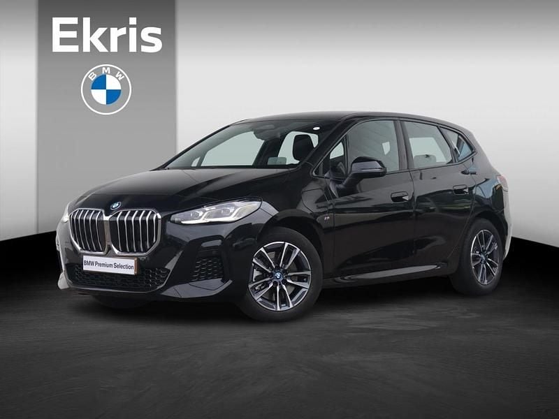 Saphirschwarz metallic (zwart metallic) Gebruikt 2025 BMW 230e Active Tourer Comfort Edition MPV | € 41.900 - Afbeelding 1/4