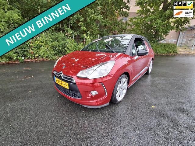 Rood, metallic lak Gebruikt 2010 Citroën DS3 Sport Chic Hatchback | € 3.999 (Eerlijke prijs) - Afbeelding 1/3