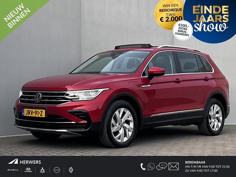 Rood Gebruikt 2022 VW Tiguan Business SUV | € 30.935 (Super prijs) - Afbeelding 1/4