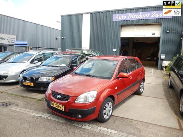 Rood Gebruikt 2006 Kia Rio Hatchback | € 2.250 (Eerlijke prijs) - Afbeelding 1/4