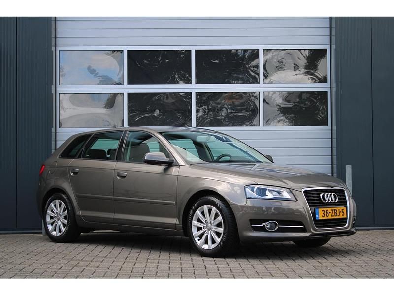 Grijs Gebruikt 2012 Audi A3 Attraction Hatchback | € 9.950 (Goede deal) - Afbeelding 1/4