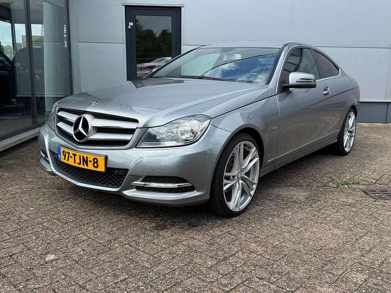 Grijs, metallic lak Gebruikt 2012 Mercedes C180 Coupé | € 9.950 (Goede deal) - Afbeelding 1/4