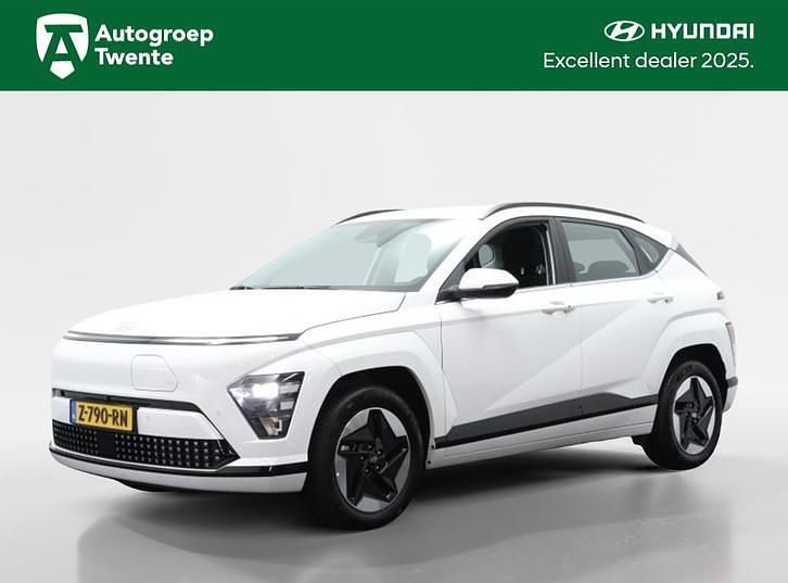 Atlas white Gebruikt 2024 Hyundai Kona Comfort SUV | € 31.450 - Afbeelding 1/4