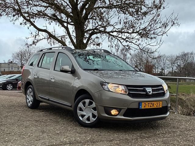 Bruin Occasion 2014 Dacia Logan MCV Lauréate MPV | € 6.975 (Eerlijke prijs) - Afbeelding 1/4