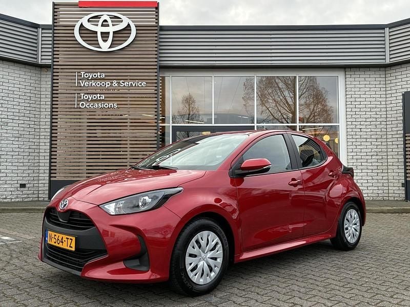 Rood Occasion 2022 Toyota Yaris Hybrid Active Hatchback | € 17.700 (Goede deal) - Afbeelding 1/4