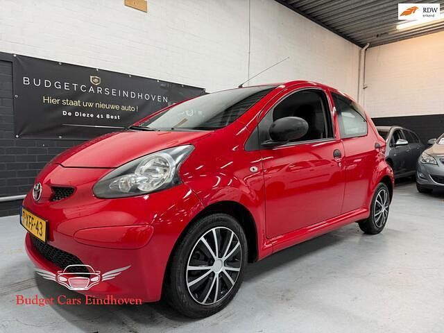 Rood Gebruikt 2007 Toyota Aygo Hatchback | € 2.495 (Eerlijke prijs) - Afbeelding 1/4