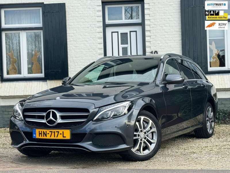 Grijs, metallic lak Gebruikt 2015 Mercedes C350e Edition Stationwagen | € 14.850 (Eerlijke prijs) - Afbeelding 1/4