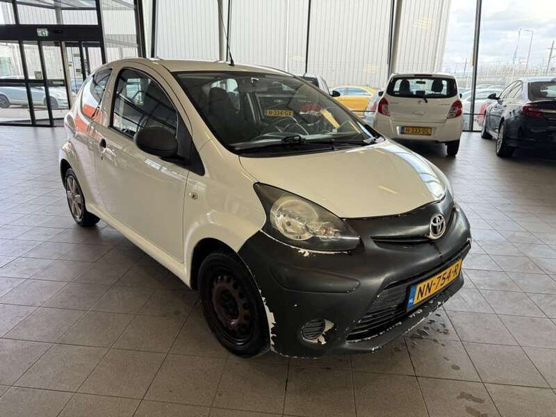 Wit Gebruikt 2013 Toyota Aygo Hatchback | € 2.340 (Goede deal) - Afbeelding 1/4