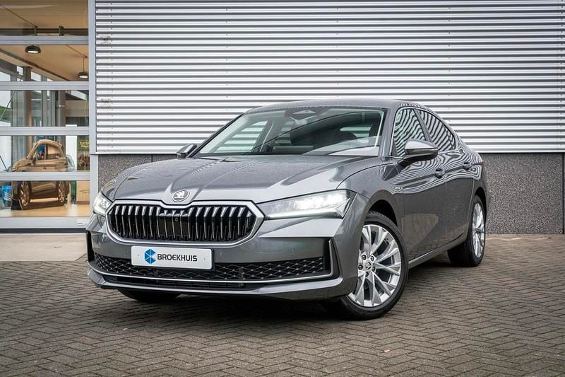 Grijs Nieuw 2024 Skoda Superb First Edition Hatchback | € 42.945 (Eerlijke prijs) - Afbeelding 1/4