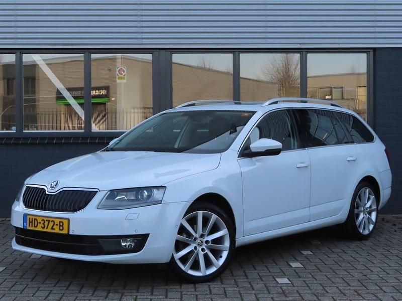 Wit Occasion 2015 Skoda Octavia Business Line Stationwagen | € 8.450 (Duur) - Afbeelding 1/4