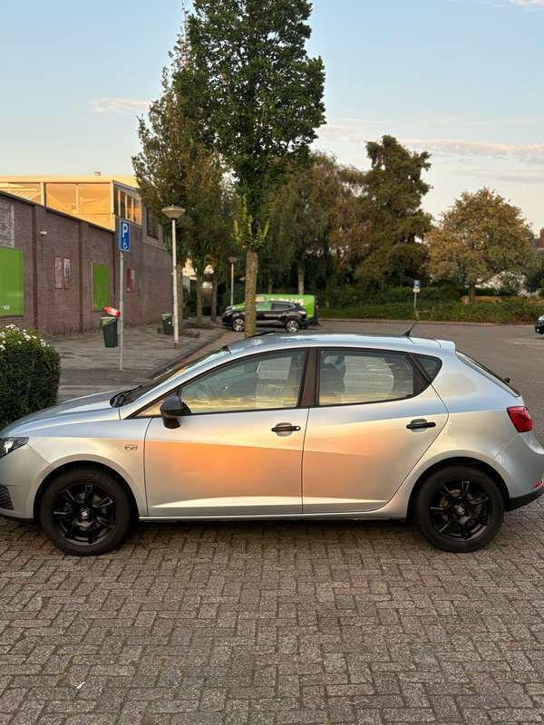 Grijs Gebruikt 2011 Seat Ibiza Reference Hatchback | € 3.100 (Super prijs) - Afbeelding 1/4
