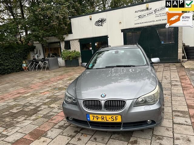 Grijs Gebruikt 2005 BMW 525 Executive Stationwagen | € 4.950 (Eerlijke prijs) - Afbeelding 1/4