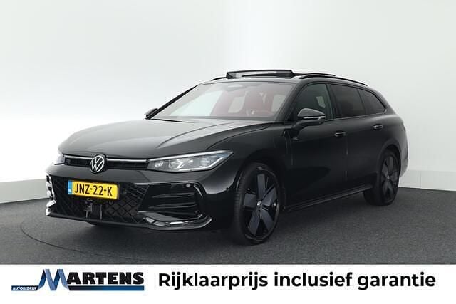 Zwart Occasion 2025 VW Passat R-line Edition Stationwagen | € 49.749 (Goede deal) - Afbeelding 1/4