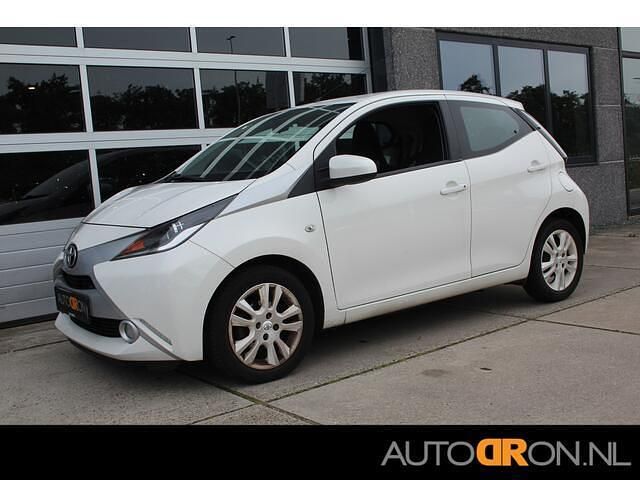 Wit Gebruikt 2015 Toyota Aygo X-pure Hatchback | € 6.995 (Goede deal) - Afbeelding 1/3