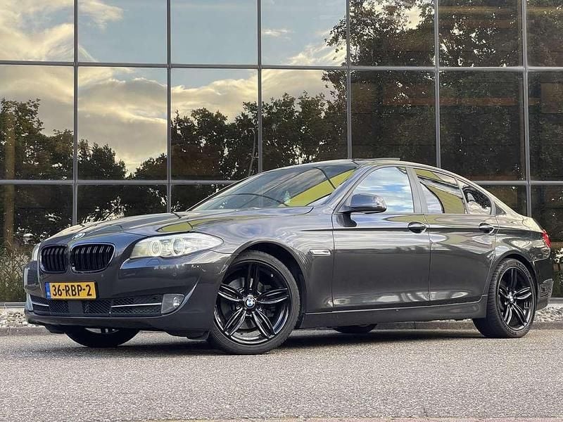 Grijs Gebruikt 2010 BMW 523 Executive Sedan | € 12.750 (Iets duurder) - Afbeelding 1/4