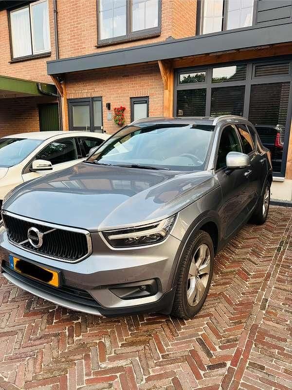Grijs Gebruikt 2018 Volvo XC40 Momentum SUV | € 21.950 (Eerlijke prijs) - Afbeelding 1/4