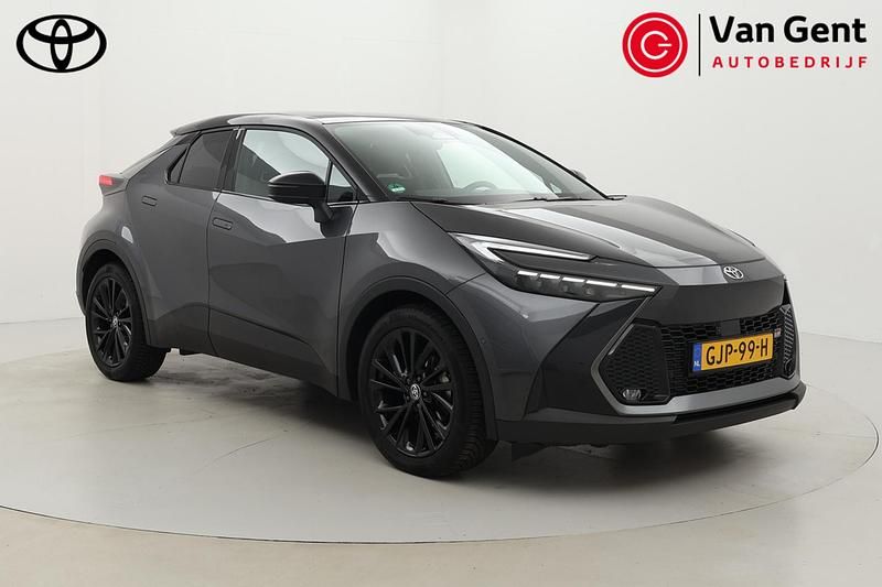 Grijs Gebruikt 2024 Toyota C-HR Plus SUV | € 42.999 (Duur) - Afbeelding 1/4