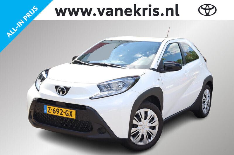 Wit Gebruikt 2024 Toyota Aygo Play Hatchback | € 18.299 (Eerlijke prijs) - Afbeelding 1/4
