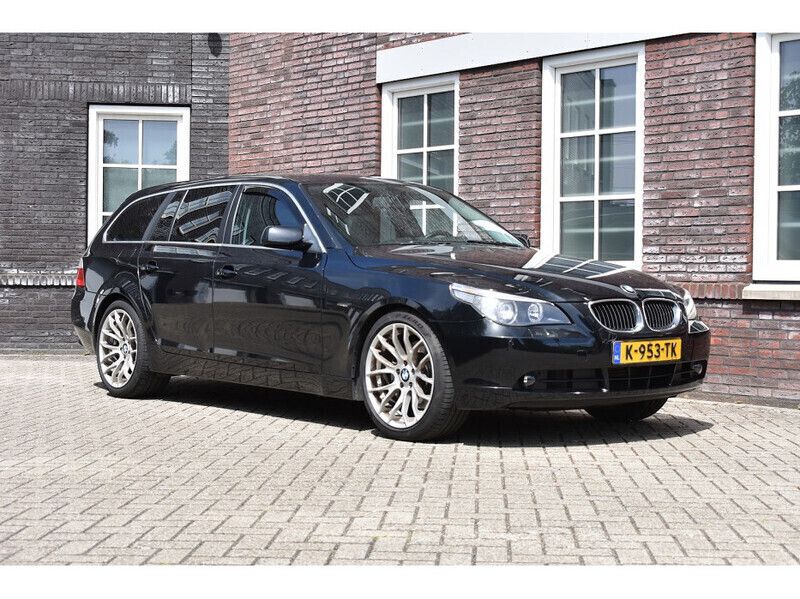 Zwart Gebruikt 2005 BMW 545 Executive Stationwagen | € 12.950 - Afbeelding 1/4