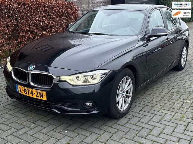 Zwart (metallic) Gebruikt 2016 BMW 320 Executive Sedan | € 13.200 (Goede deal) - Afbeelding 1/4