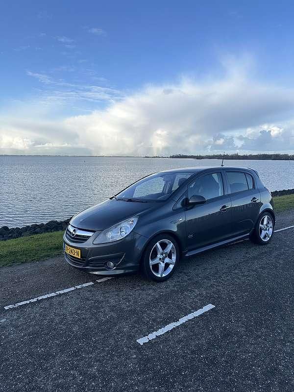 Grijs Occasion 2011 Opel Corsa Cosmo MPV | € 5.850 (Iets duurder) - Afbeelding 1/4