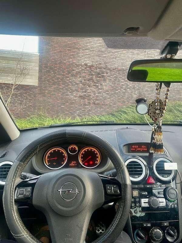 Wit Gebruikt 2012 Opel Corsa Edition MPV | € 2.000 (Goede deal) - Afbeelding 1/4