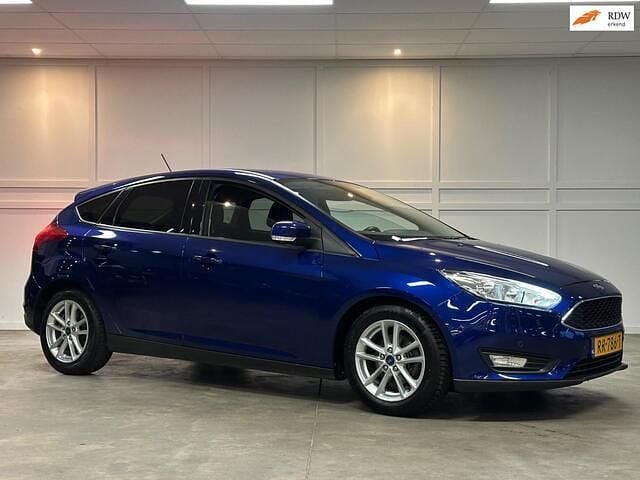 Blauw Gebruikt 2017 Ford Focus Titanium Hatchback | € 7.950 (Eerlijke prijs) - Afbeelding 1/4