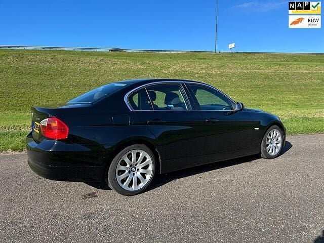 Zwart Gebruikt 2005 BMW 325 Executive Sedan | € 4.800 (Goede deal) - Afbeelding 1/4