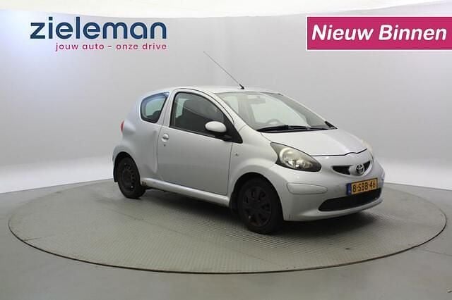 Grijs Gebruikt 2007 Toyota Aygo Hatchback | € 1.640 (Eerlijke prijs) - Afbeelding 1/4