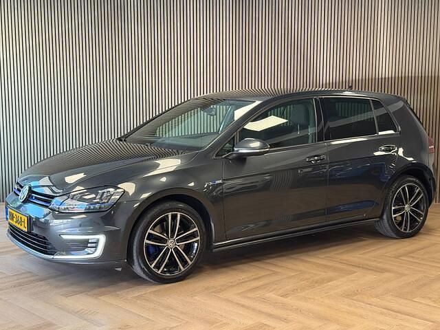 Zwart Gebruikt 2015 VW Golf VII GTE Hatchback | € 10.995 (Iets duurder) - Afbeelding 1/4