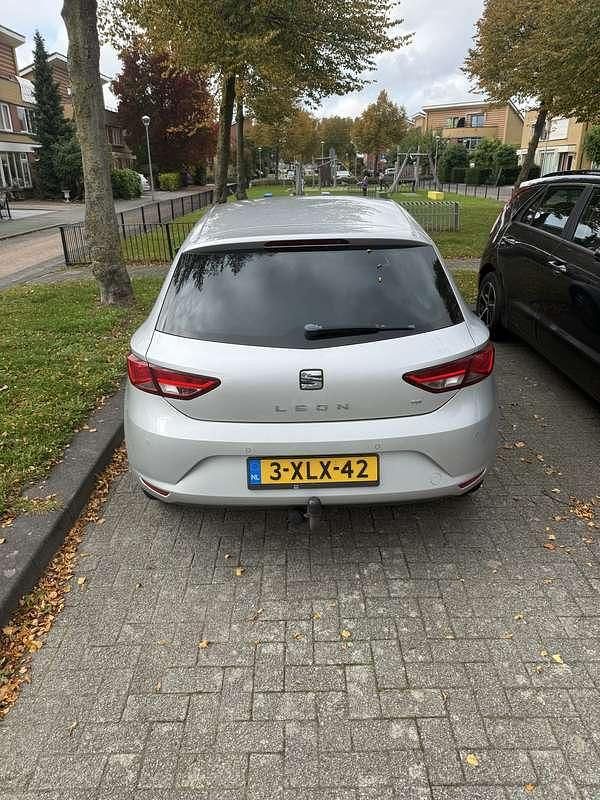 Grijs Gebruikt 2013 Seat Leon Stationwagen | € 8.500 (Eerlijke prijs) - Afbeelding 1/4