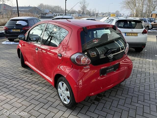 Occasion Toyota Aygo 68 PK (50 kW) 2011 Rood Hatchback