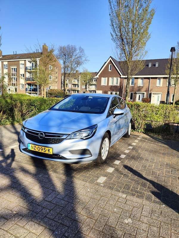 Blauw Gebruikt 2017 Opel Astra Edition Hatchback | € 8.500 (Goede deal) - Afbeelding 1/4
