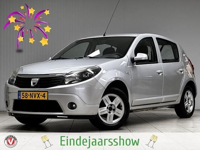 Grijs (metallic) Gebruikt 2010 Dacia Sandero Hatchback | € 1.850 (Eerlijke prijs) - Afbeelding 1/4