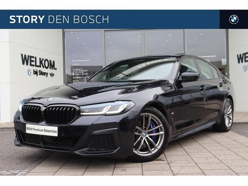M carbonschwarz (donker zwart metallic) Gebruikt 2021 BMW 530 Comfort Edition Sedan | € 39.950 (Iets duurder) - Afbeelding 1/4