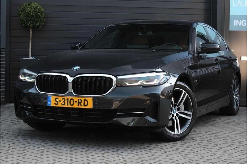 Grijs, metallic lak Gebruikt 2023 BMW 530 Comfort Edition Sedan | € 35.995 - Afbeelding 1/4