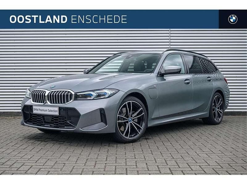 Grijs, metallic lak Gebruikt 2023 BMW 330 Executive Stationwagen | € 48.450 (Iets duurder) - Afbeelding 1/4