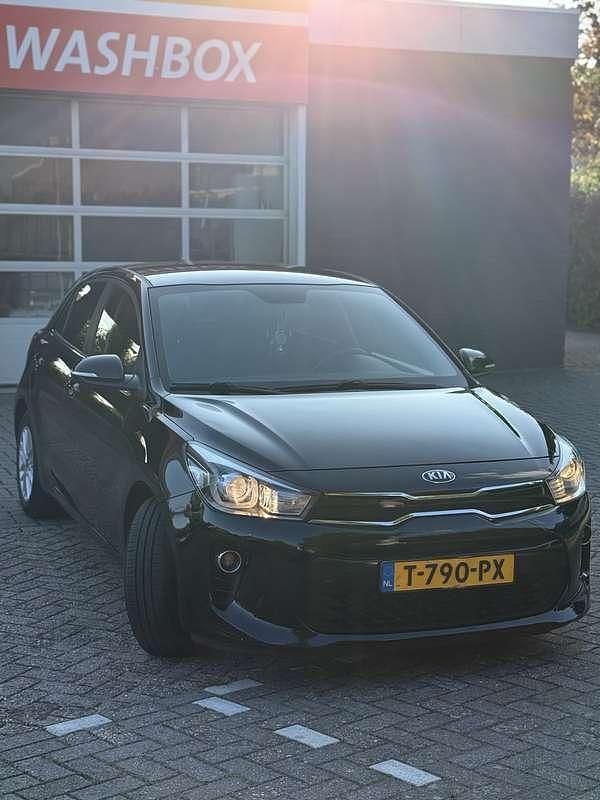 Zwart Gebruikt 2017 Kia Rio Hatchback | € 7.249 (Eerlijke prijs) - Afbeelding 1/4