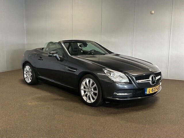 Grijs, metallic lak Gebruikt 2011 Mercedes SLK200 Cabriolet | € 18.900 (Eerlijke prijs) - Afbeelding 1/4