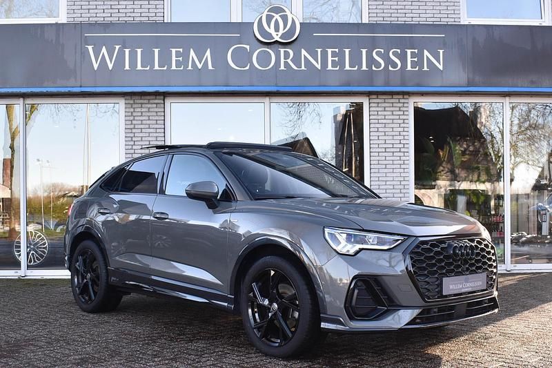 Grijs Occasion 2022 Audi Q3 S-Line SUV | € 43.950 - Afbeelding 1/4